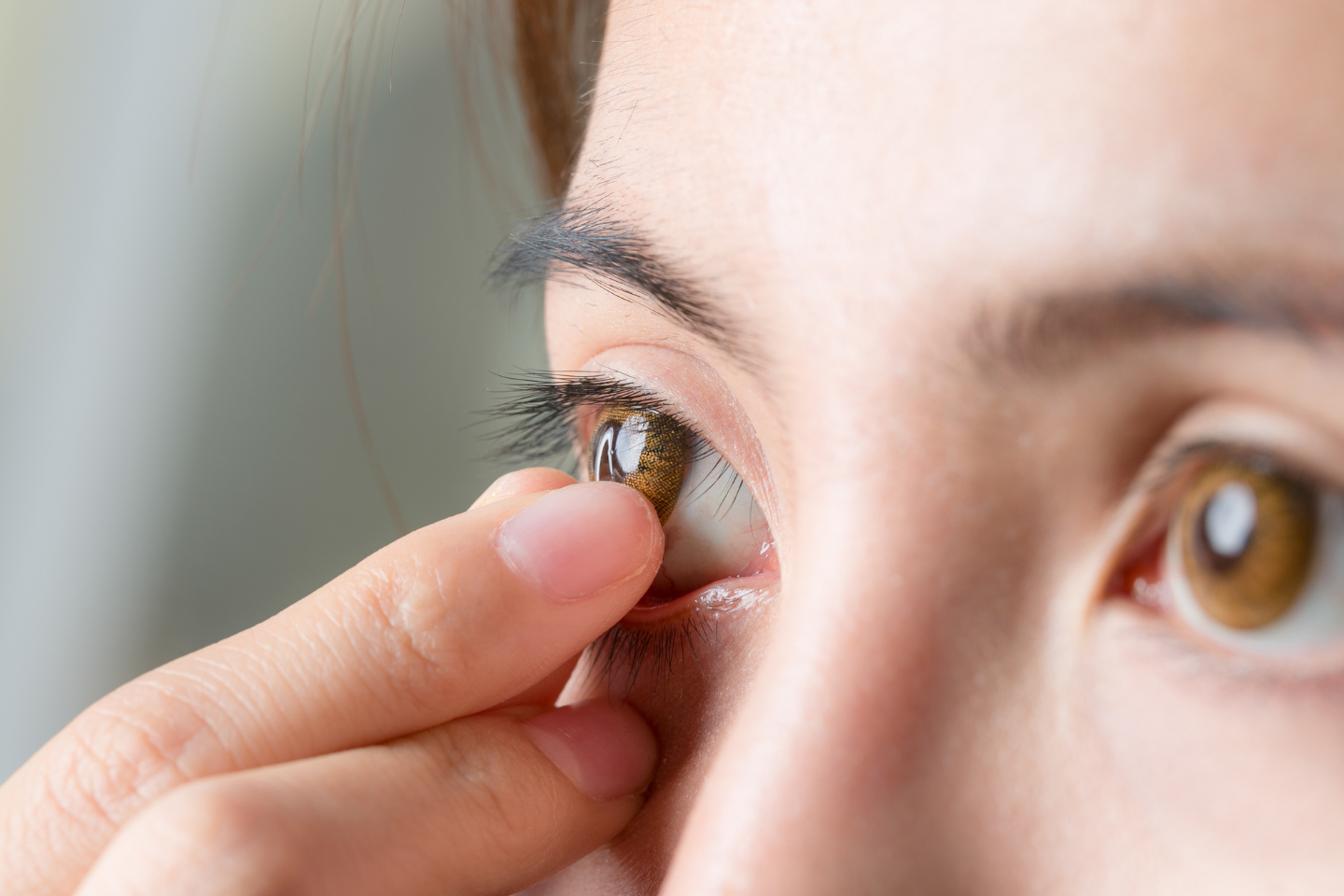custom-eyes-how-to-remove-contact-lens